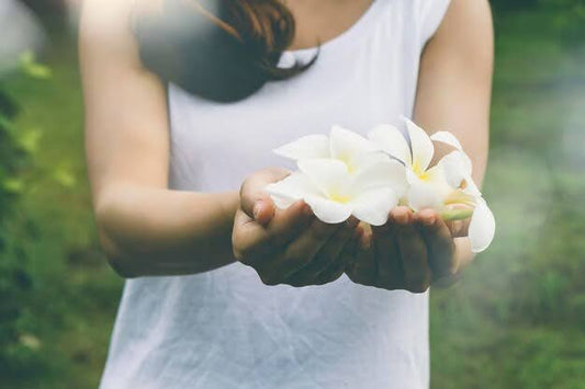 17 Beautiful Flowers That Represent Femininity & Grace